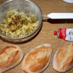 Hot dog z kiszonkami po węgiersku