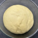 wyrośnięte ciasto drożdżowe w misce
