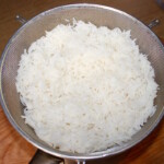 ugotowany ryż na durszlaku