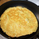 na patelni smaży się omlet