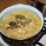 w garnku gotuje się kapusta kiszona