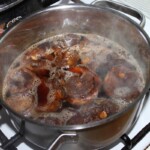 w garnku gotują się suszone grzyby