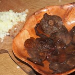 ugotowane suszone grzyby studzą się w misce