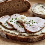 Karczek wieprzowy przyprawiony mieloną papryką, czosnkiem i majerankiem, następnie marynowany przez noc i pieczony.