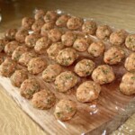 surowe klopsiki cielęce leżą na drewnianej desce kuchennej