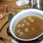 w garnku gotują się klopsiki cielęce