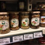 pasta grzybowa w słoiczkach na półce sklepowej