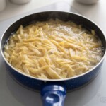 na patelni gotują się krojone w paseczki skórki z grefrutów