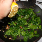 na patelni dusi się szpinak