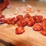 kiełbasa chorizo pokrojona w plasterki