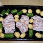 Królik pieczony w boczku i z warzywami