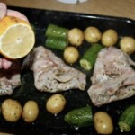 Królik pieczony w boczku i z warzywami