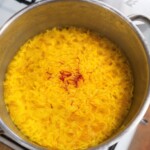 ugotowany ryż z kurkumą w garnku