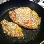 kurczak filet rozbity na kotlety i posypany przyprawą chińskie pięć smaków oraz panierką Pańko