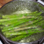 w garnku gotują się zielone szparagi