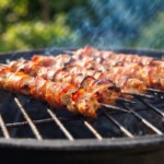 na grillu smażą się kręciołki z boczku