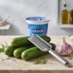 składniki na sos tzatziki na stole