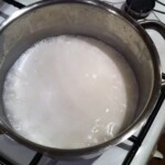 w garnku gotuje się ryż