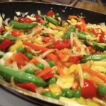 warzywa smażą się na patelni