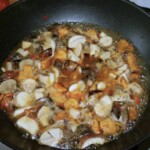 na patelni duszą się pokrojone grzyby leśne