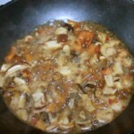 na patelni duszą się pokrojone grzyby leśne