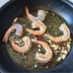 na patelni smażą się krewetki