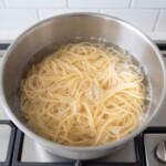 w garnku w wodzie gotuje się makaron spaghetti