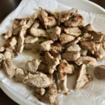 polędwiczka wieprzowa w małych kawałkach usmażona