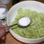 Mizeria z ogórków z octem i cukrem po węgiersku