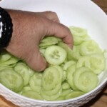 Mizeria z ogórków z octem i cukrem po węgiersku