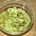 Mizeria z ogórków z octem i cukrem po węgiersku
