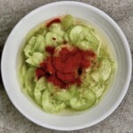 Mizeria z ogórków z octem i cukrem po węgiersku