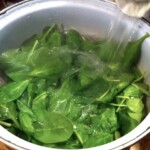 liście szpinaku w garnku