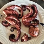 ugotowana i pokrojona ośmiornica na talerzu