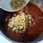 Ośmiornica z makaronem w sosie pomidorowym