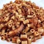 Ośmiornica z makaronem w sosie pomidorowym