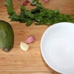 Pasta z awokado czosnku i świeżej kolendry