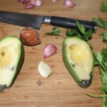 Pasta z awokado czosnku i świeżej kolendry