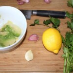 Pasta z awokado czosnku i świeżej kolendry