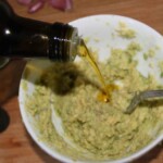 Pasta z awokado czosnku i świeżej kolendry