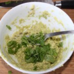 Pasta z awokado czosnku i świeżej kolendry