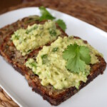 Pasta z awokado czosnku i świeżej kolendry