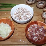 posiekane pieczarki, szynka szwarcwaldzka oraz cebula w osobnych miseczkach