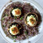 Pieczarki zapiekane z serem żółtym i chilli