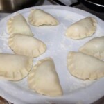 Pierogi z bobem bryndzą i świeżą miętą