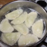 Pierogi z bobem bryndzą i świeżą miętą