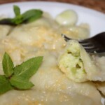 Pierogi z bobem bryndzą i świeżą miętą