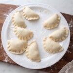 pierogi z bobem, bryndzą i świeżą miętą przygotowane do gotowania