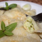 pierogi z bobem, bryndzą i świeżą miętą podane na talerzu