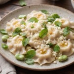 pierogi z bobem, bryndzą i świeżą miętą podane na talerzu